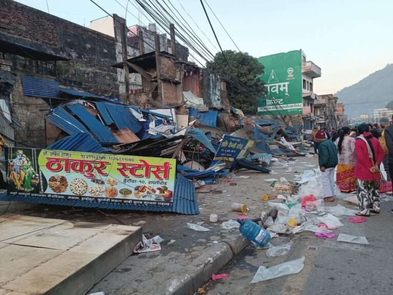 हेटौँडा सडक डिभिजनको अल्टिमेटम : सडक सीमाभित्रका अवैध संरचना हटाउन वैशाख १० सम्मको समय